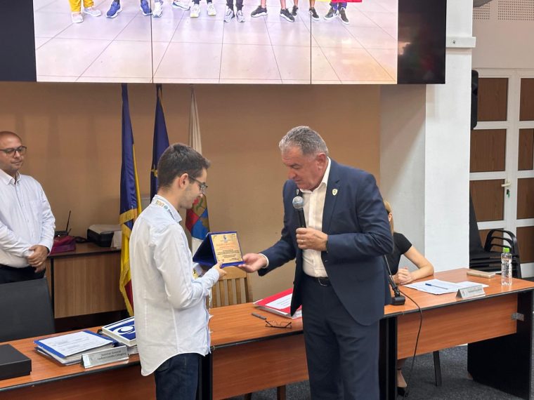 Pitesti Emanuel Mazare onorat la Primarie pentru rezultate