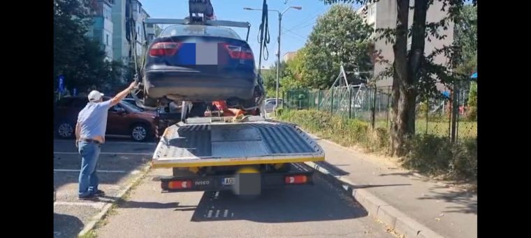 Pitesti Politii Locale ridica masinile abandonate
