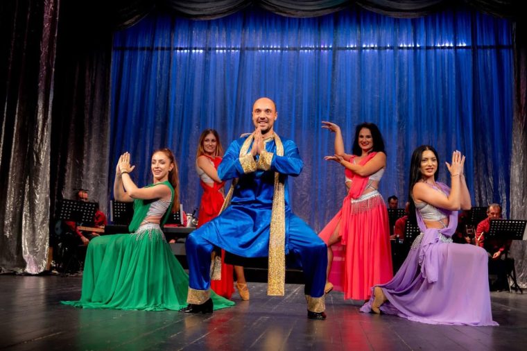 Promenada la Davila la Gradina de Vara seara