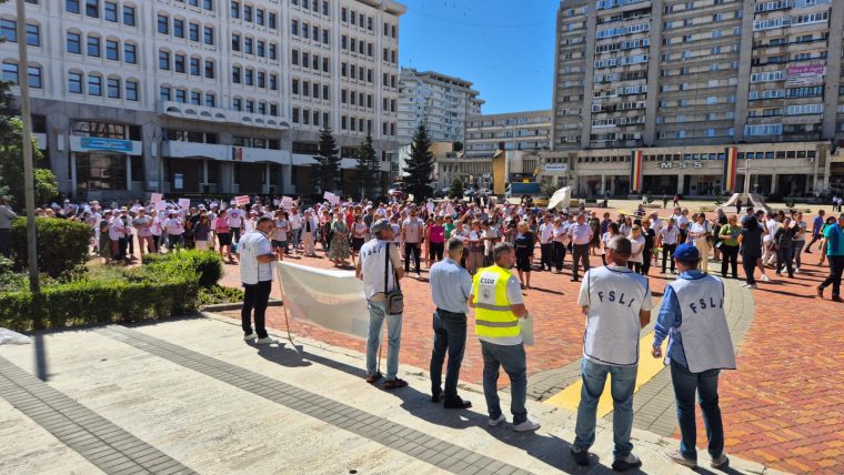 Protest in centrul Pitestiului de la sindicalistii din Educatie