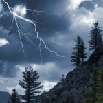 Turisti surprinsi de fulgere in muntii Argesului