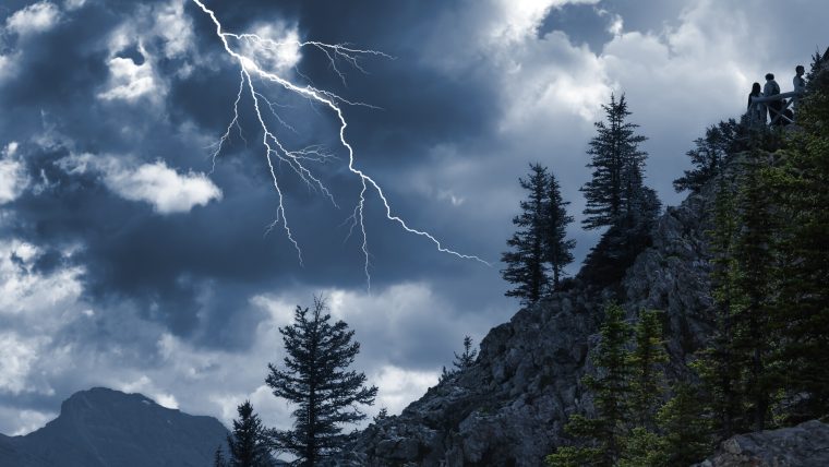 Turisti surprinsi de fulgere in muntii Argesului