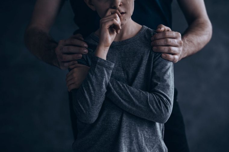 Un copil de 2 ani cersind pe TikTok luat de stat