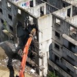 VIDEO A inceput demolarea blocului G1 in Tudor Vladimirescu