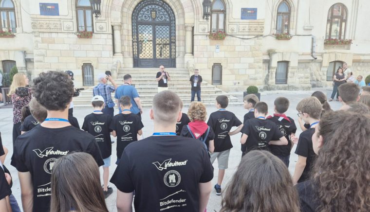 Zeci de elevi participa la un concurs de matematica