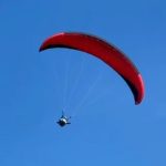 parapantist de 37 de ani agatat de o stanca