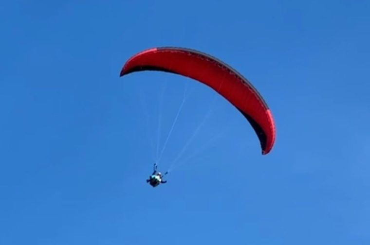 parapantist de 37 de ani agatat de o stanca