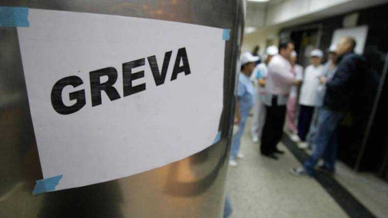 10 000 de angajati din primarii greva impotriva taierii posturilor