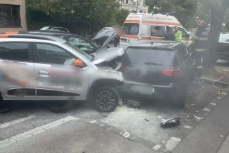 Accident pe Eroilor din Pitesti cu trei masini