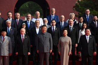 Adrian Nastase si Viorica Dancila la summitul dictatorilor din Beijing