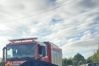 Masina intrata in sant la Suseni femeie ajutata