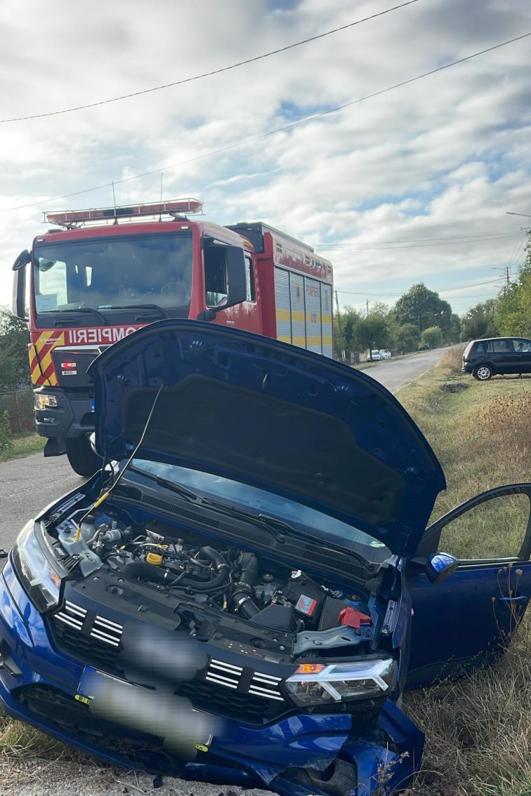 Masina intrata in sant la Suseni femeie ajutata