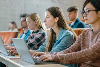 Ministerul Educatiei a anuntat bursele pentru studenti 2025 2026