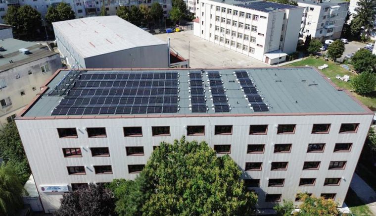 Mobilier nou si panouri fotovoltaice la Scoala Liviu Rebreanu Mioveni