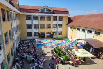 Oficial Doua scoli din Mioveni boicoteaza prima zi de scoala