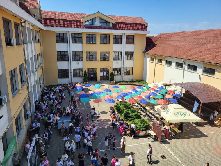 Oficial Doua scoli din Mioveni boicoteaza prima zi de scoala