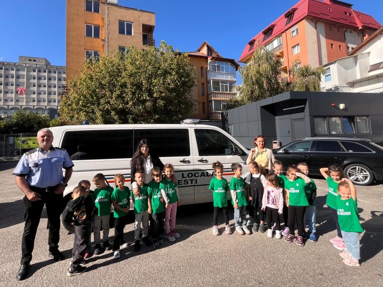 Piteshti Copiii de la gradinita vizita la Politia Locala