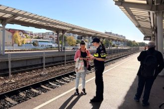 Politia in Gara Pitesti si la un liceu pentru prevenirea traficului de persoane