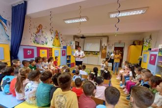 Politistii din Pitesti actiuni preventive la scoala si gara