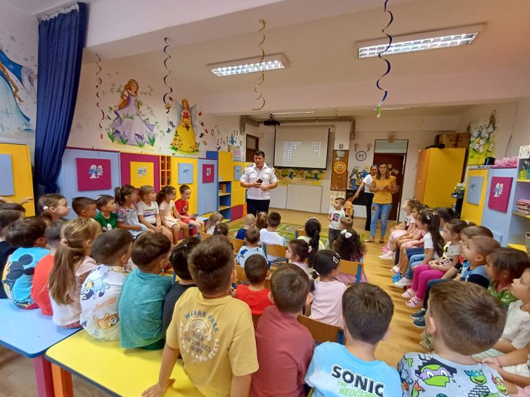 Politistii din Pitesti actiuni preventive la scoala si gara