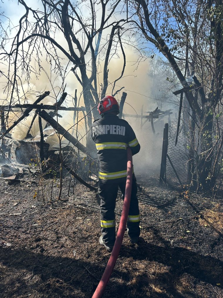 Pompierii din Arges au stins 14 incendii weekendul trecut