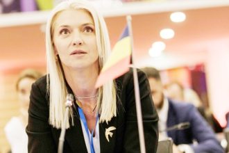 Premier in Parlament Comisie pentru persoanele vulnerabile