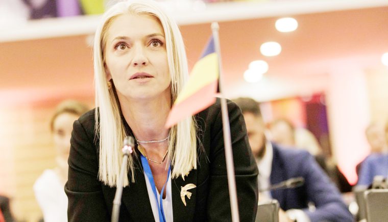 Premier in Parlament Comisie pentru persoanele vulnerabile