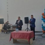 Primarul Pitestiului Cristian Gentea la inceputul scolii tehnologie mobilier modern si materiale didactice in 46 unitati
