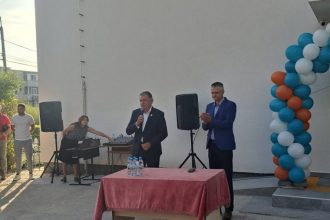 Primarul Pitestiului Cristian Gentea la inceputul scolii tehnologie mobilier modern si materiale didactice in 46 unitati