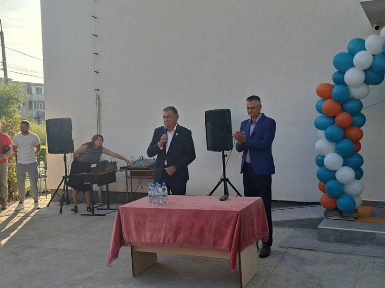 Primarul Pitestiului Cristian Gentea la inceputul scolii tehnologie mobilier modern si materiale didactice in 46 unitati