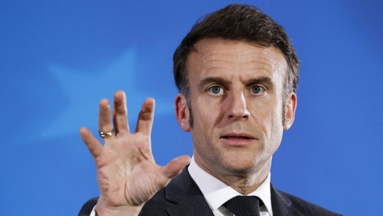 Proteste masive la Paris Francezii cer demisia lui Macron