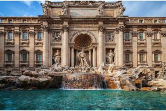 Romani au jefuit turistii de la Fontana di Trevi