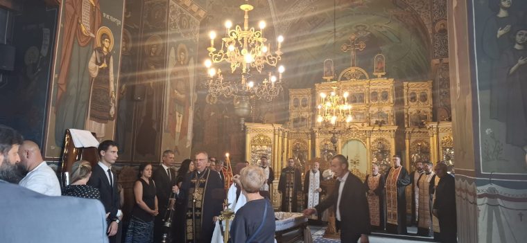 Slujba cu multi preoti la inmormantarea lui Gheorghe Secara