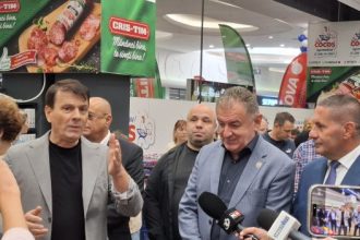 Spectaculos La Cocos s a deschis in Pitesti Premii pentru primii clienti