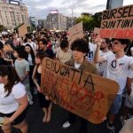 Studentii incep anul universitar protestand in strada