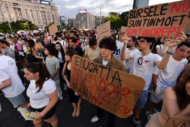 Studentii incep anul universitar protestand in strada