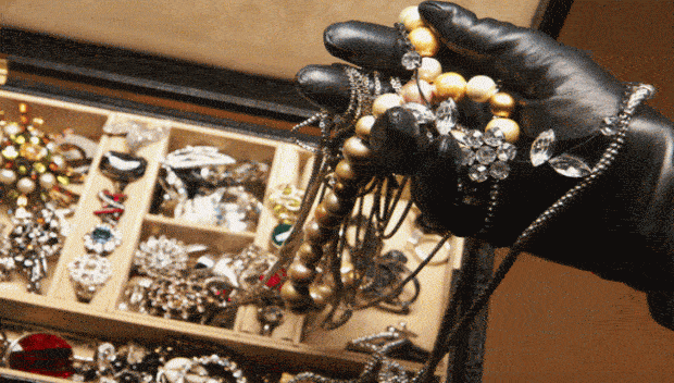 Tanara de 19 ani reclamata de tata pentru furt