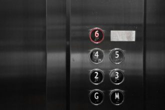 Un barbat de 75 de ani a supravietuit 4 zile in lift