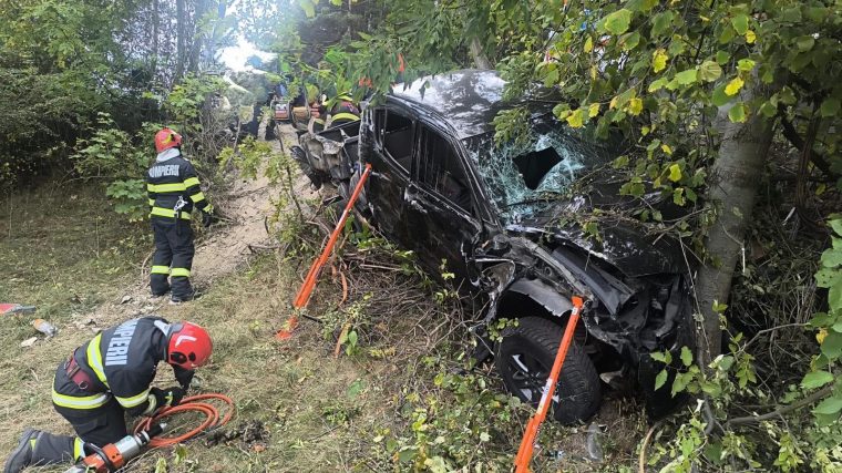 Video Argesean gasit mort in masina lovita de copac