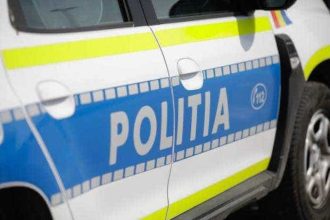 fetita de 3 ani lovita de o masina de politie