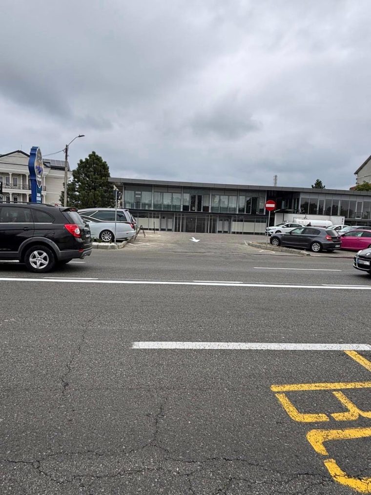 sens unic la pitesti fata in fata cu cimitirul sfantul gheorghe