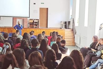 Alina Gorghiu mandra de elevii Colegiului Vlaicu Voda