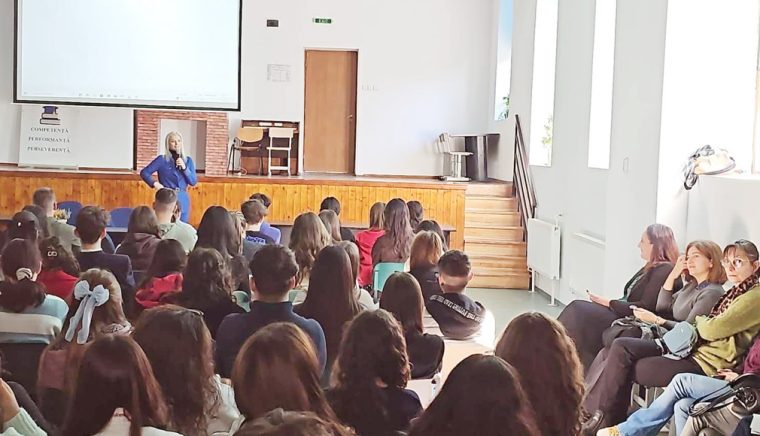 Alina Gorghiu mandra de elevii Colegiului Vlaicu Voda