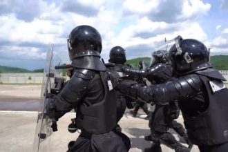 Barbat prins impartind materiale legionar la Calea 13 Septembrie