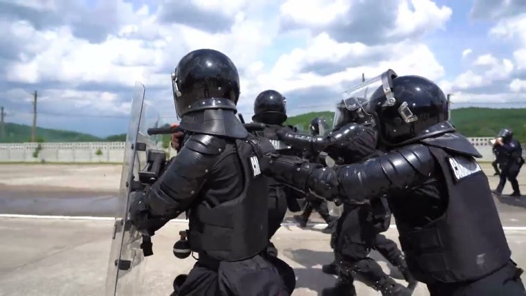 Barbat prins impartind materiale legionar la Calea 13 Septembrie