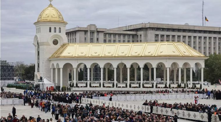 Barbat saltat de jandarmi pentru distribuirea ziarelor fasciste