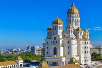 Catedrala Manturii Neamului Nicusor Dan si Maia Sandu la slujba