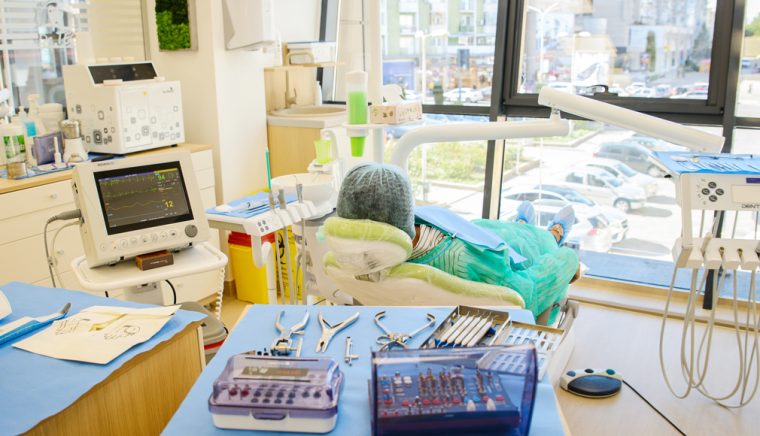 Clinica Dr TEO Zambim impreuna Implant Dentar