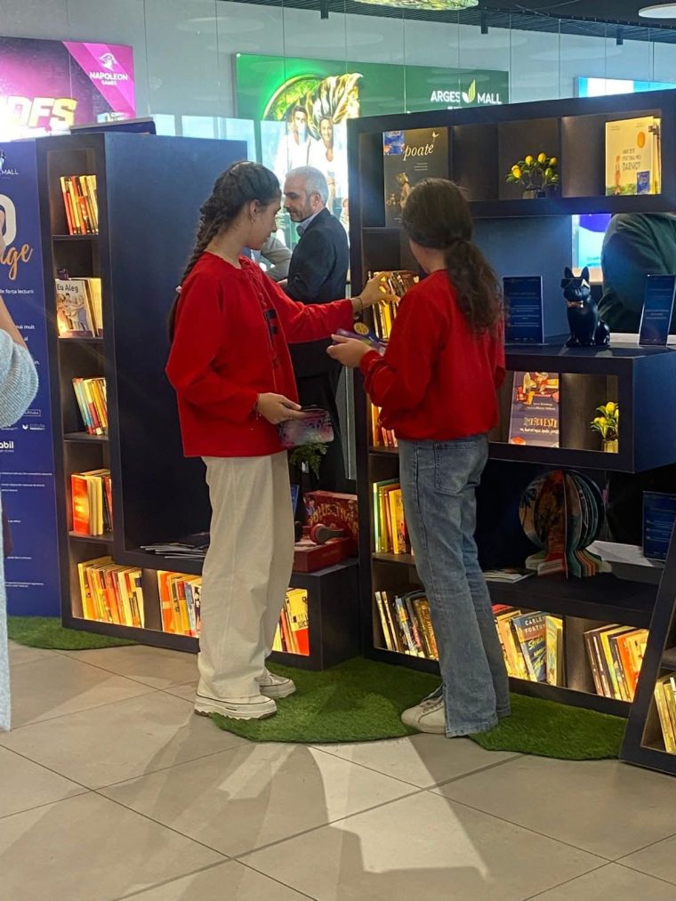 Colt de lectura la Arges Mall Trebuie sa ducem cartea tinerilor