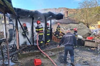 Doi jandarmi au ajutat pompierii la Micesti